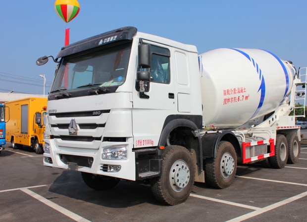 重汽豪沃18方水泥攪拌車(chē)