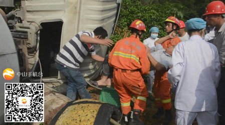 翻車！翻車！三鄉(xiāng)一大號(hào)攪拌車滾下山坡，司機(jī)...