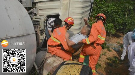 翻車！翻車！三鄉(xiāng)一大號(hào)攪拌車滾下山坡，司機(jī)...